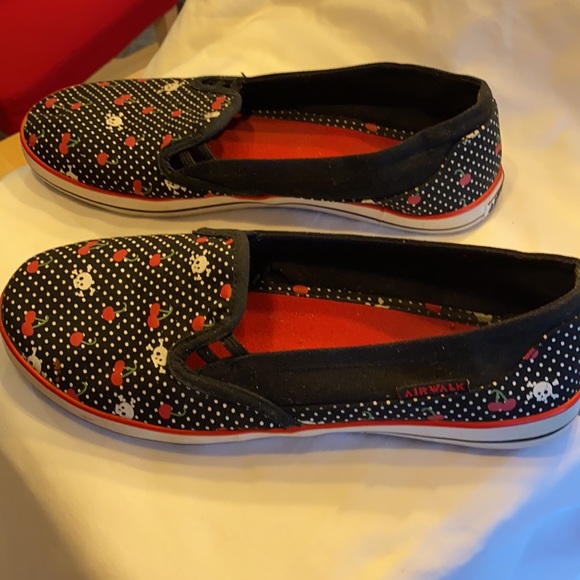 Airwalk slip-ons with cherries and skulls - Picture 4 of 5